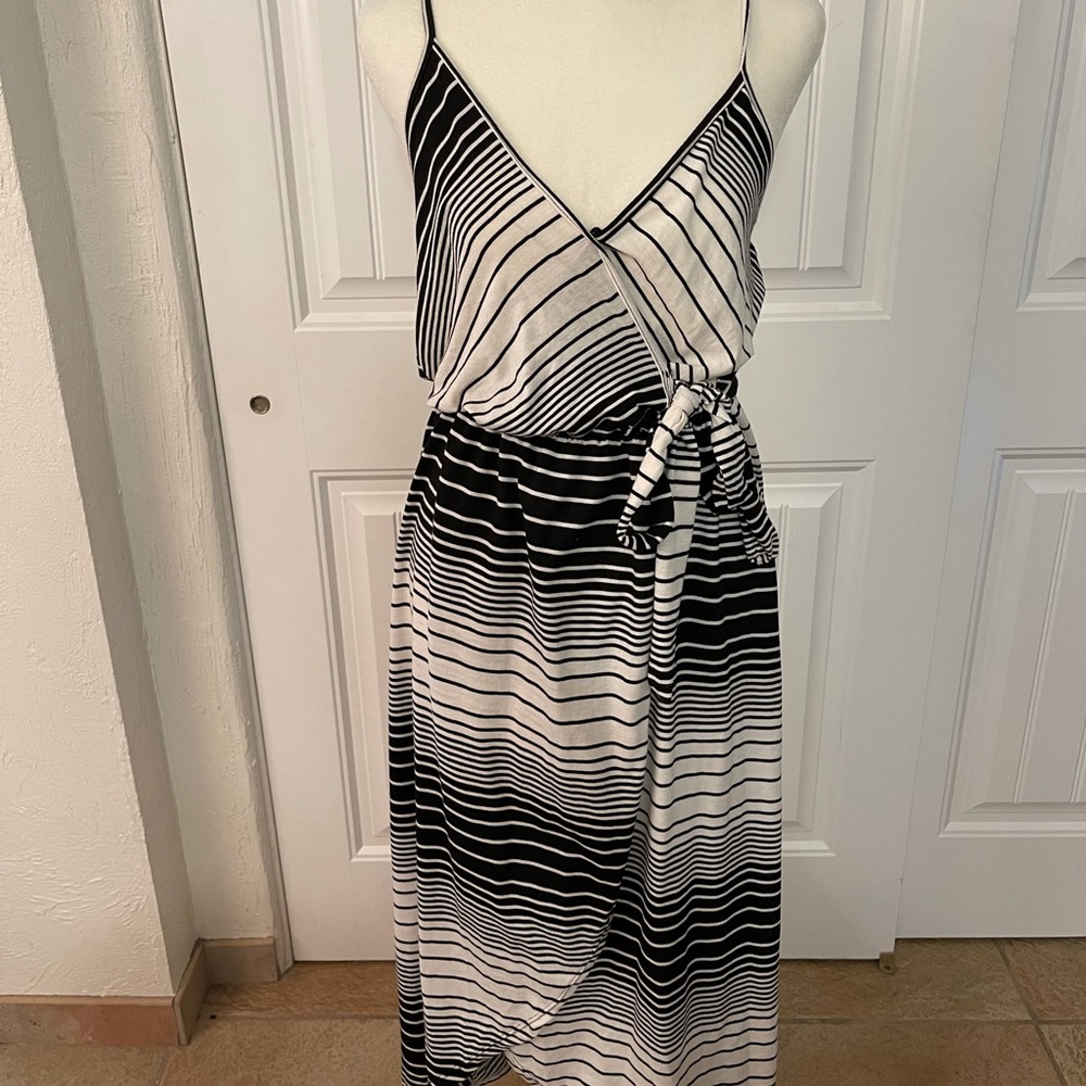 Very flattering mock high low wrap dress.